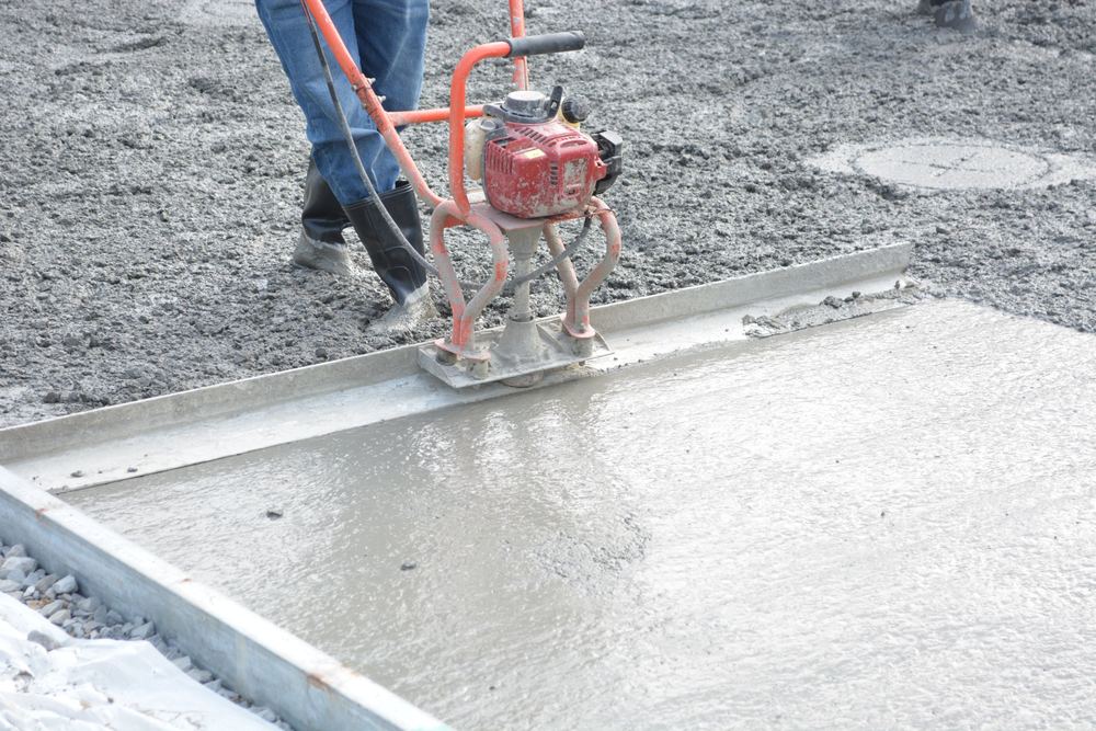 Power screed leveling a fresh concrete slab